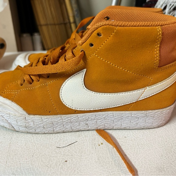 Nike SB Blazer Mid Orange High-Tops - Picture 3 of 3